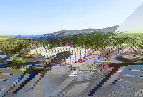 Located on the heights of Favone, 800 m from the beach, Villa Catalina 1 is...