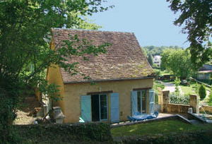 Come and discover this detached house on an enclosed plot nearby...