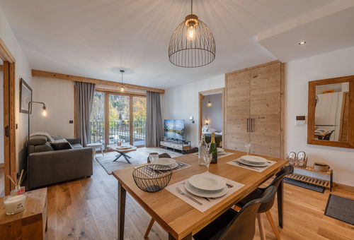 CHAMONIX - Centre

Très bel appartement de 60m² pour 4 personnes, au 3ème...