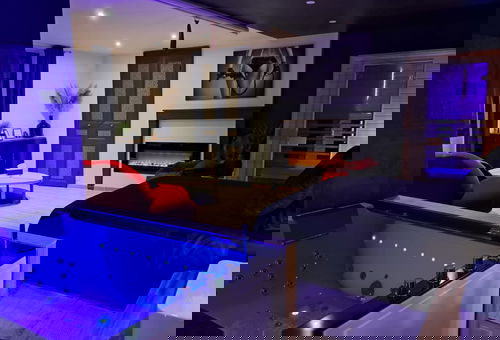 Parenthèse Enchantée pour Deux – Spa privé, sauna & vidéoprojecteur