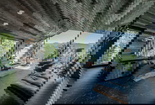 Cet élégant chalet situé à Courchevel Village dans un petit hameau au calme...