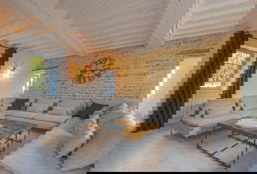 Belle maison en pierre, entièrement rénovée l'été 2021. Proche de la ferme,...