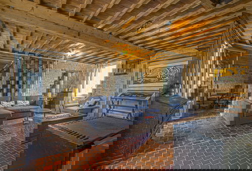 CASSANDRE'S HOUSE, garden & parking