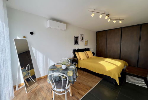 Petite maison de plain pied récemment rénovée sous la forme d'un studio ""