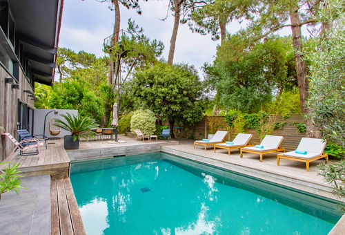 Stunning architect-designed villa with swimming pool, 1 minute from...