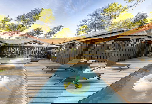 Beautiful house of 200 m2 with heated pool 2 steps from the center of the...