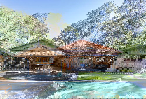 Cette magnifique villa climatisée pour 12 personnes, avec piscine chauffée et...