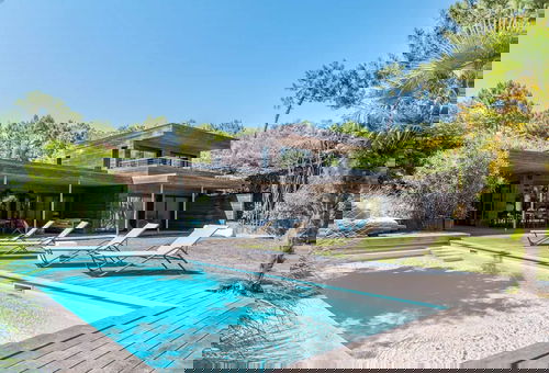 Cette superbe villa pour 8 personnes avec piscine et jardin paysagé est un...